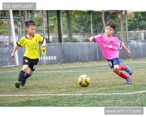 周磊独家解析足球技巧与战术分享助你提升球场表现 周磊独家解析足球技巧与战术分享助你提升球场表现